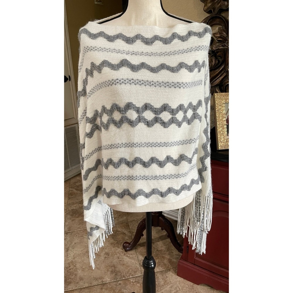 Boho Fringe Poncho Shawl Wrap White Gray Textured Knit One Size Cozy Chic